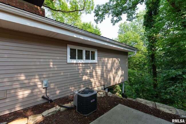 Building Photo - 4640 5th Ave