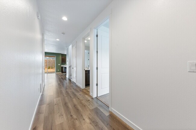 Building Photo - Large Recent Construction Home with Bonus Room!
