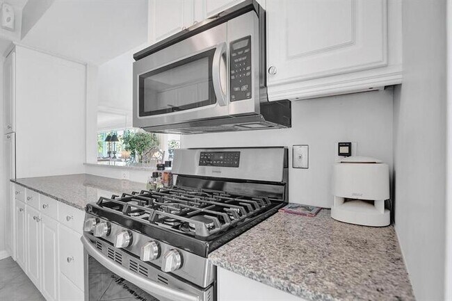 Building Photo - 180 Isle of Venice Dr