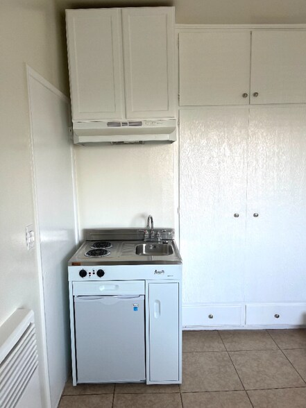 Building Photo - 250 Cliff Dr