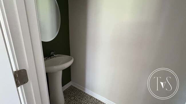 Building Photo - RATE DROP ALERT (was $2400/month) and SUMM...