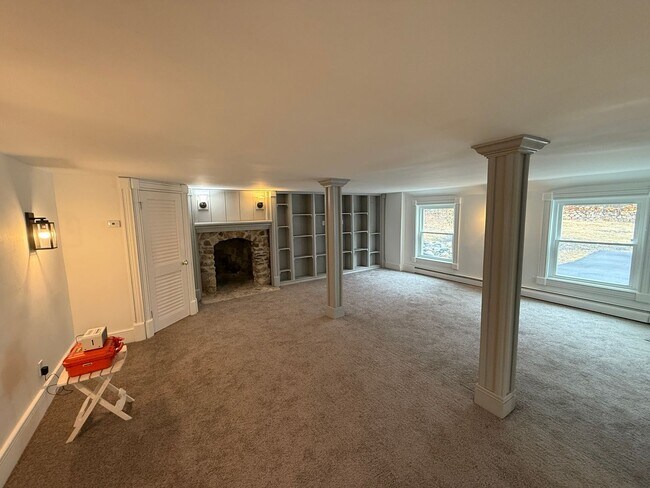 Building Photo - 17 N Maple St