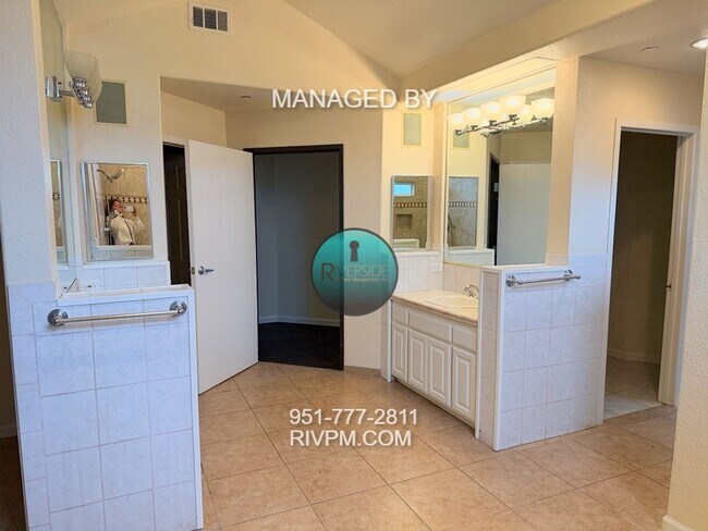 Building Photo - Single story large corner lot home in Jurupa Valley ready for move-in!