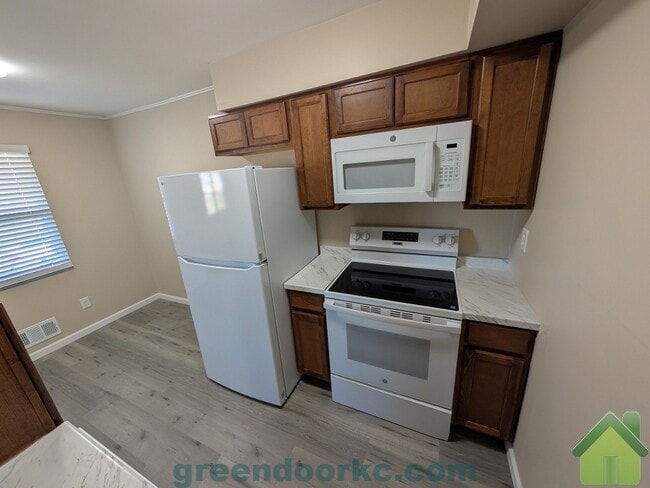 Building Photo - 412 Holiday Dr