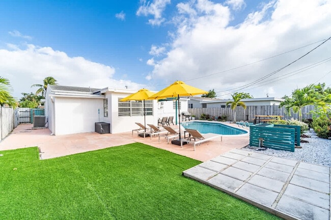 Building Photo - 730 N 72nd Terrace