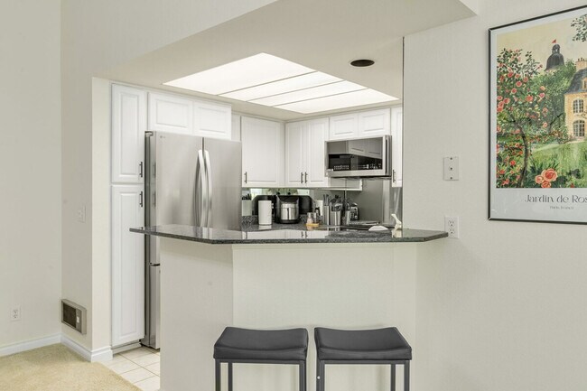 Building Photo - 1264 Bellevue Way NE