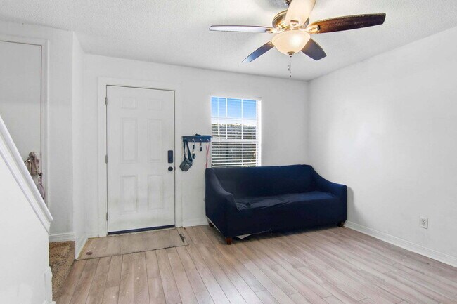 Building Photo - "Charming 2-Bed Townhouse Retreat in Fort Walton Beach – Perfect Comfort in 967 Sq Ft!"