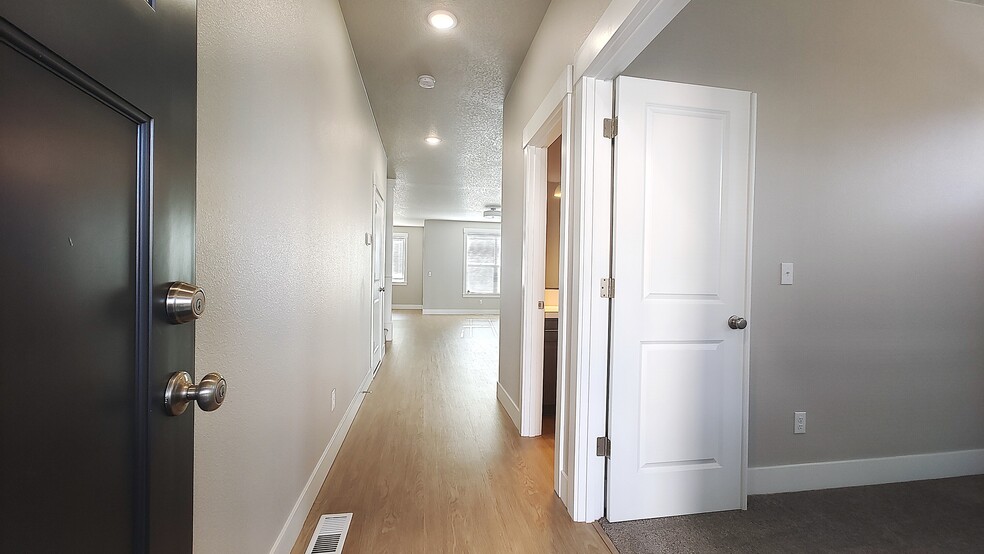 Building Photo - 17542 SW Sunview Ln