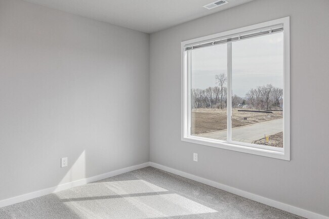 Building Photo - Stunning 3 Bedroom Home Nestled in Norwalk