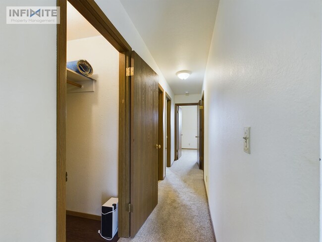 Building Photo - Newly Remodeled Garden View Apartment!