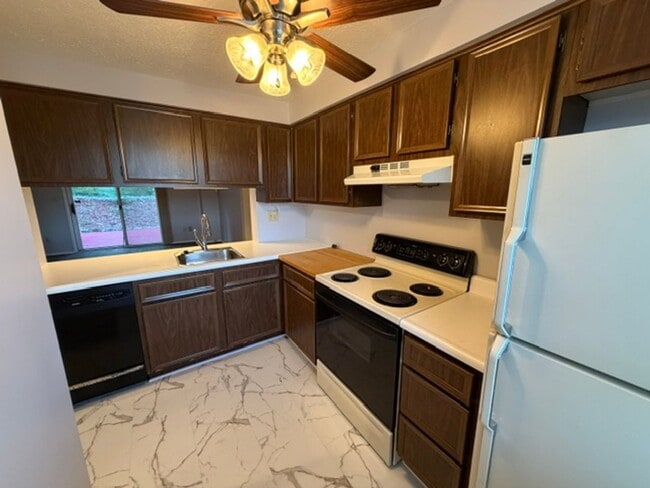Building Photo - Beautiful Townhouse for Rent