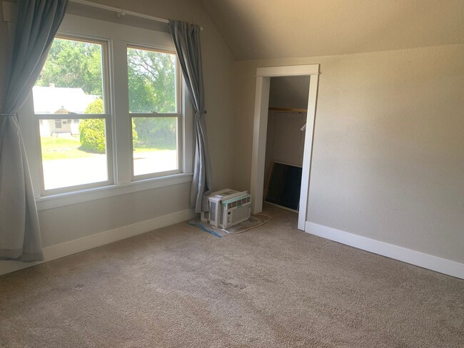 Building Photo - Spacious 3 bedroom home with two separate ...