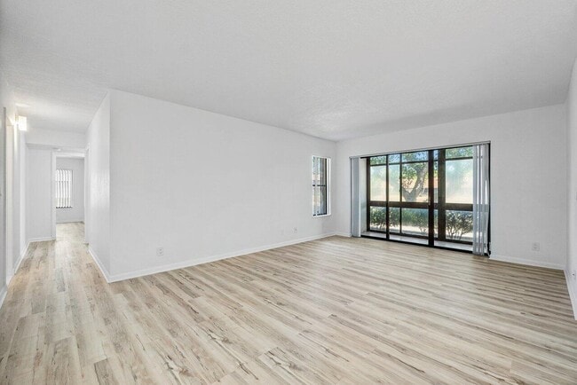 Building Photo - 723 Sunny Pine Way