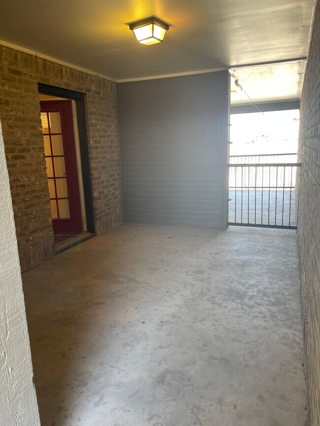 Building Photo - Casablanca Condo #121