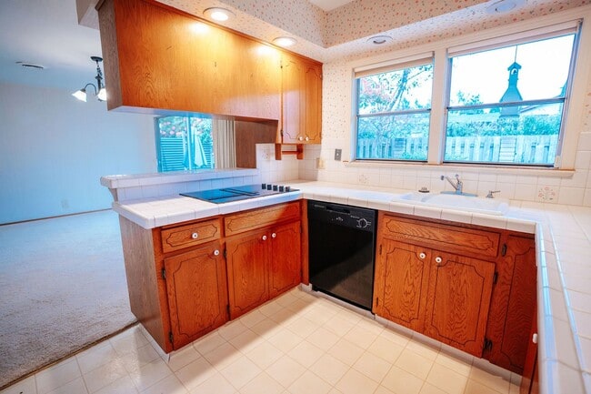 Building Photo - 3BD/2BD Home Located next to the Hospital in Eureka!