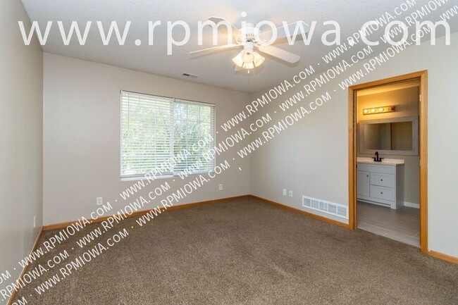 Building Photo - 770 SE Harper Dr