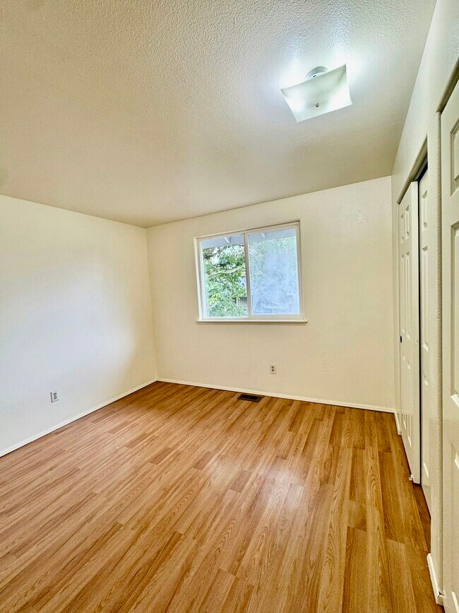 Building Photo - 9 76th St SE