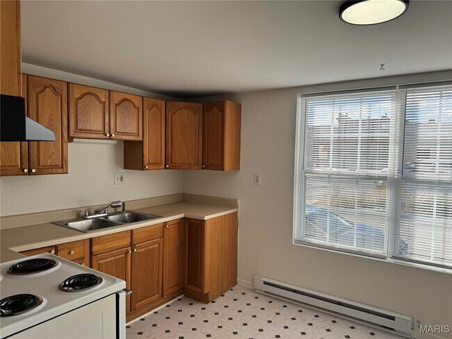 Building Photo - 215 E Cherry St