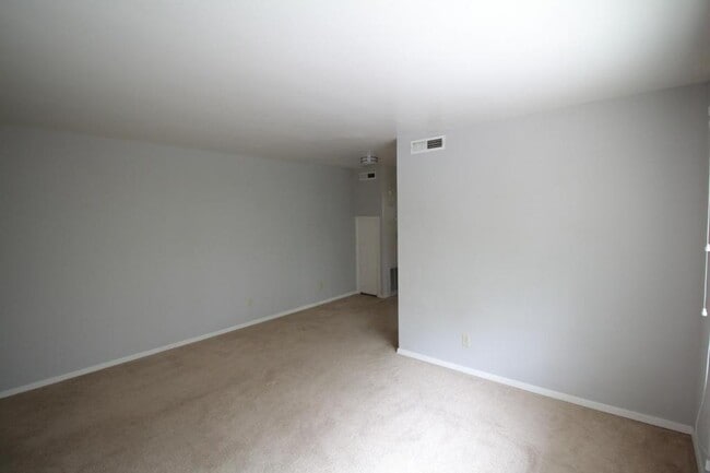 Building Photo - 6000 Metcalf Ln
