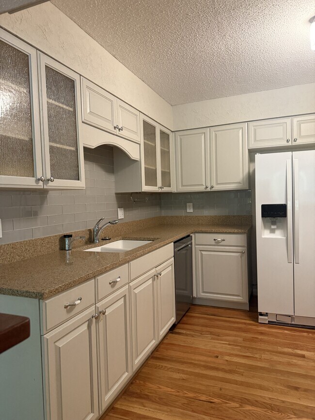 Building Photo - 504 Main St