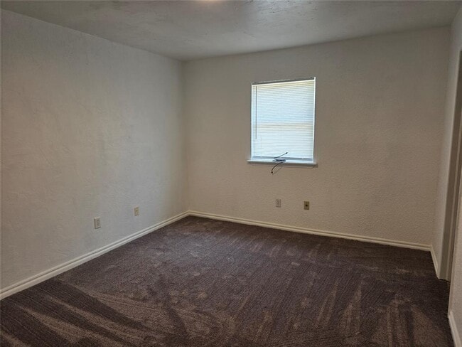 Building Photo - 637 Sinclair Dr