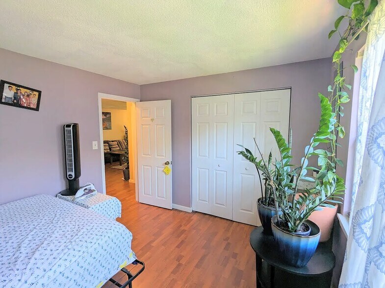 Building Photo - 10 Kenmar Dr