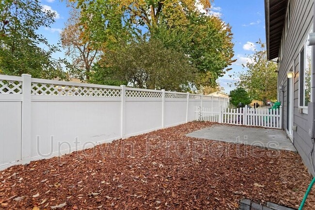 Building Photo - 367 NW Bailey Ave