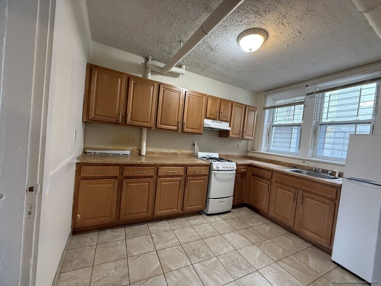 Building Photo - 528 Cambridge St