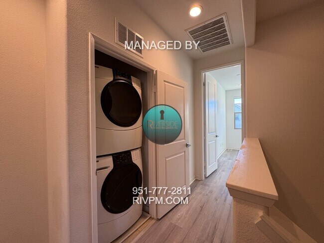 Building Photo - DISCOVER YOUR DREAM CONDO AT 105 CORONA!!