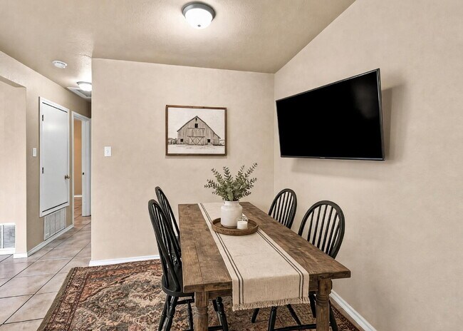 Building Photo - Updated 2 Bedroom Home with Bonus Room and Covered Patio
