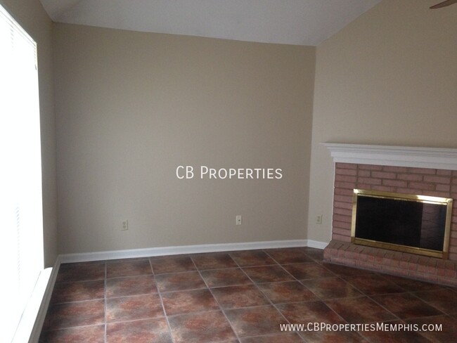 Building Photo - 4 bedroom with an open & spacious floorplan!