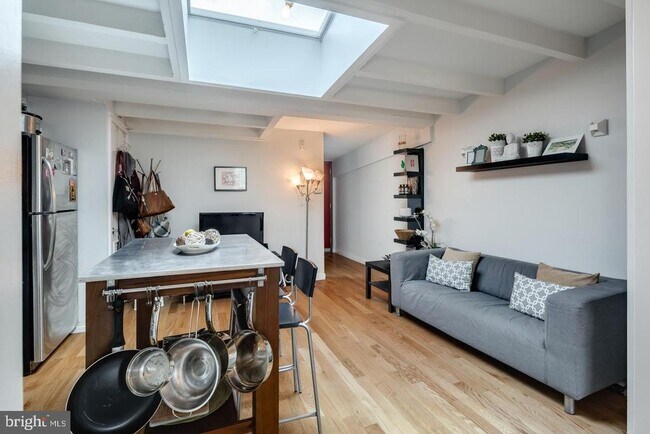 Building Photo - 1320 Pine St