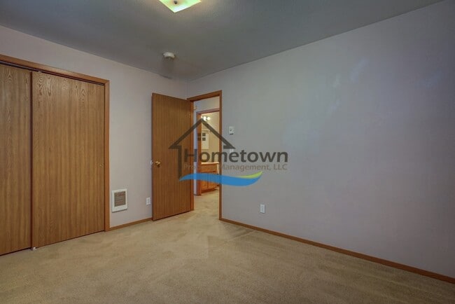 Building Photo - Very Nice 2 Bed Home with Fully Fenced Bac...