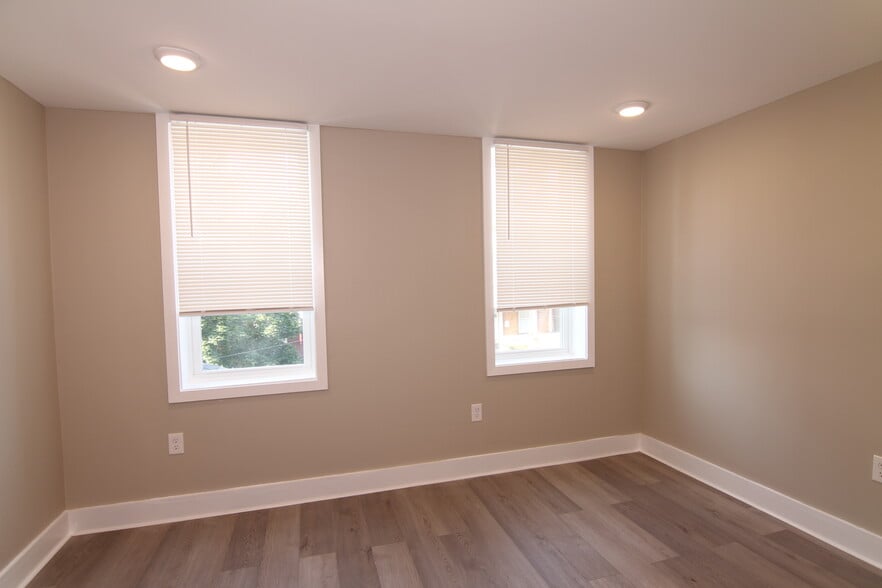 Building Photo - 1631 Dyre St