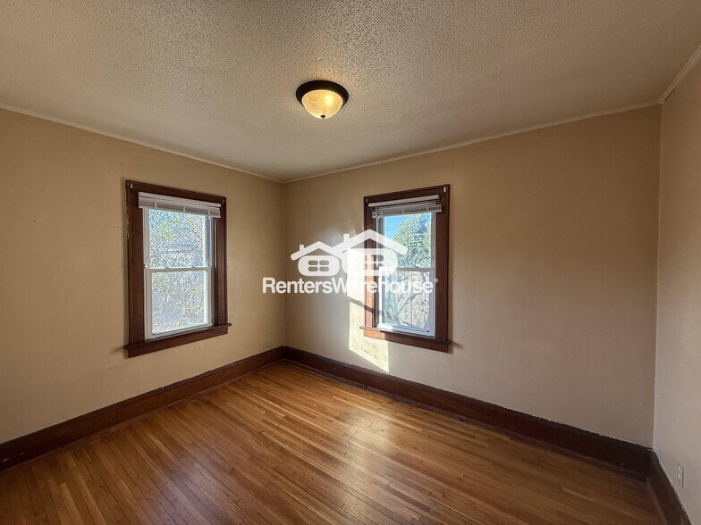 Building Photo - 991 Smith Ave S