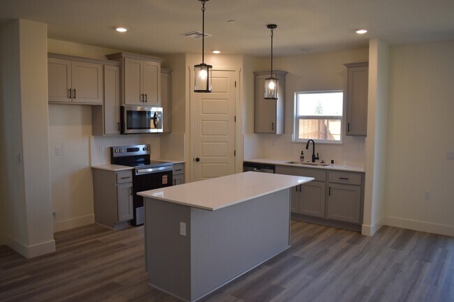 Building Photo - 744 Stephanie Dr