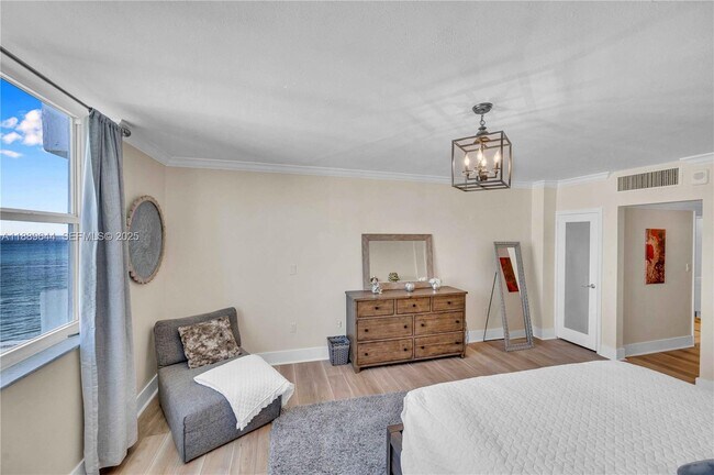 Building Photo - 5001 Collins Ave