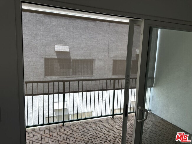 Building Photo - 1319 N Detroit St