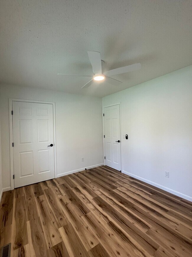 Building Photo - Great Location 3 bedroom 1 bath 1car garage