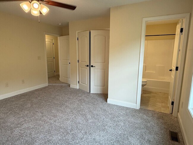 Building Photo - Tri level 2 bed, 2.5 bath Condo! Lakeridge School District.