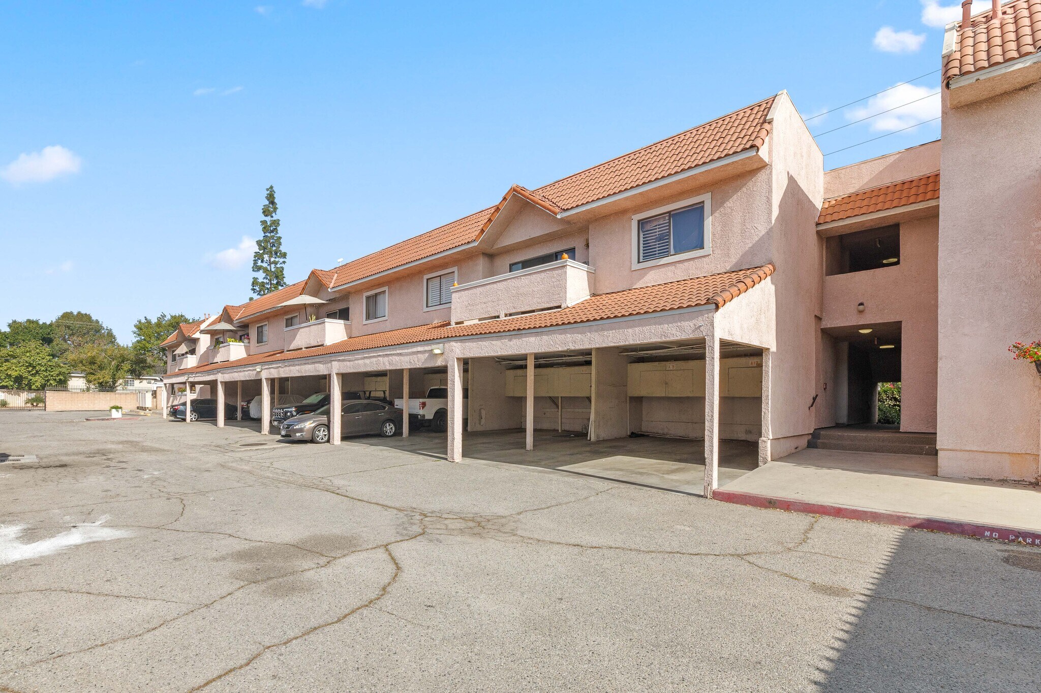 Building Photo - 10943 Laurel Canyon Blvd