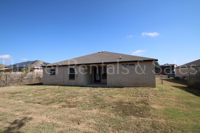 Building Photo - 3400 Lakecrest Dr