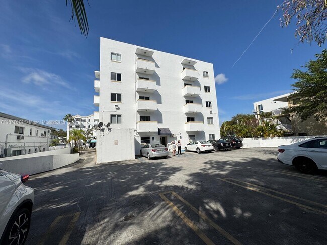 Building Photo - 3051 SW 27th Ave