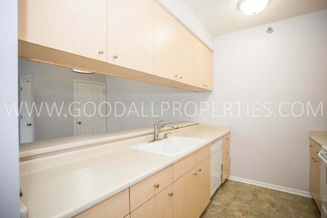 Building Photo - 3-Bedroom, 2-Bath Low-Maintenance Waukee Condo with Garage