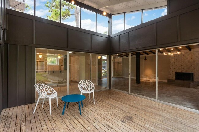 Building Photo - 10234 Hazelhurst Dr