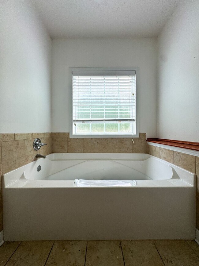 Building Photo - Lovely 4 Bed 2 Bath Home in Westgate
