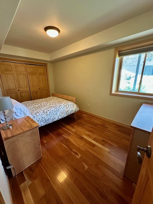 Building Photo - 4BD Duplex - Premium Location, Lots of Space, Nice Finishes