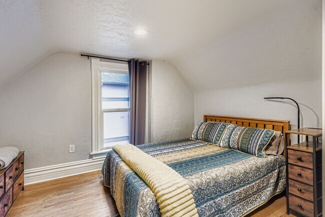 Building Photo - 536 E 2nd Ave