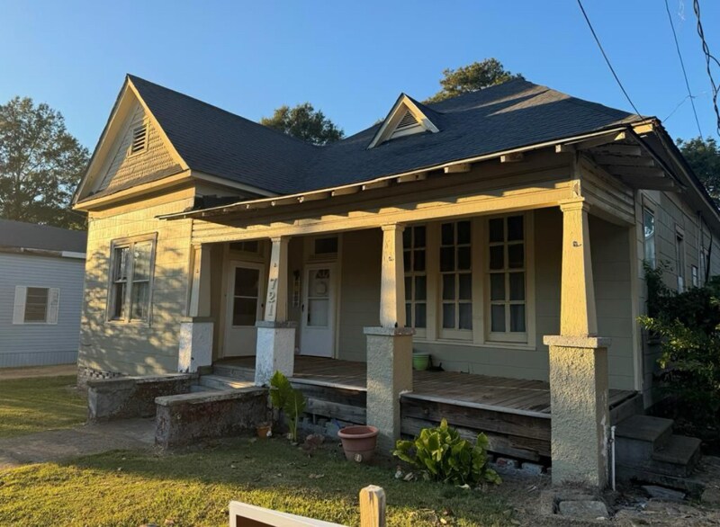 Building Photo - 721 Pearl River Ave