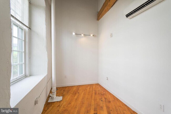 Building Photo - 4 Leverington Ave